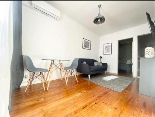 un salon avec une table et des chaises dans l'établissement Al- Hamma Suites II - 2nd floor, à Lisbonne