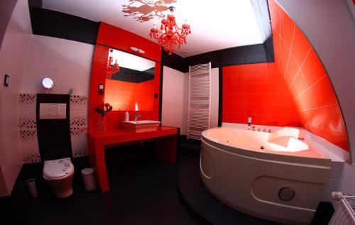 a bathroom with a tub and a sink and a toilet at Kardamon in Żary