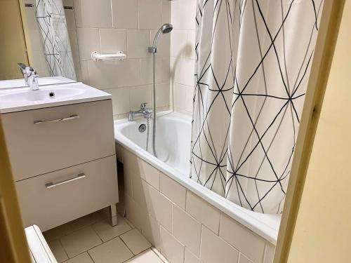une salle de bain avec une douche, un lavabo et une baignoire dans l'établissement Studio calme à Risoul, 4 couchages, animaux admis, parking - FR-1-330-586, à Risoul
