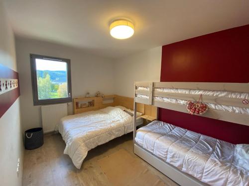 une chambre avec deux lits superposés et une fenêtre dans l'établissement Appartement 4 étoiles à Villard-de-Lans, 2 chambres, terrasse sud, parking et navette ski - FR-1-737-91, à Villard-de-Lans
