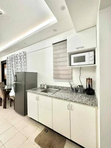 Una cocina o cocineta en Family Suite Furnished Facing Pool