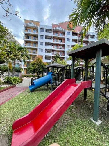 Zona de juegos infantil en Family Suite Furnished Facing Pool