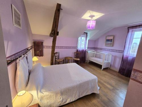 une chambre avec un lit blanc dans une pièce dans l'établissement Grande Maison de Caractère avec Piscine Privée au Cœur du Vignoble de Bergerac - FR-1-616-128, à Saussignac