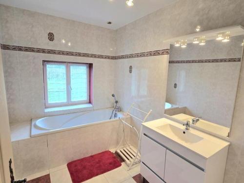 une grande salle de bain avec une baignoire et un lavabo dans l'établissement Grande Maison de Caractère avec Piscine Privée au Cœur du Vignoble de Bergerac - FR-1-616-128, à Saussignac