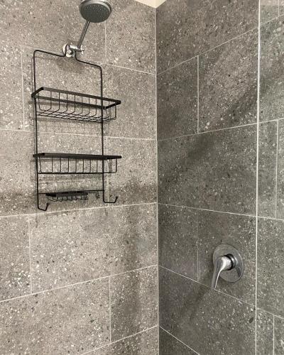 un baño con ducha con cabezal de ducha en Bacchus Marsh Caravan Park, en Bacchus Marsh