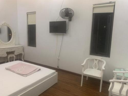 Televisyen dan/atau pusat hiburan di Sao Mai Hotel Đông Anh - by BAY LUXURY
