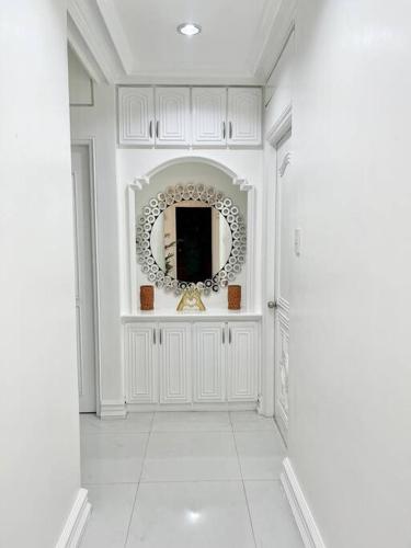 イロイロにあるSPACIOUS Prime Location with FREE Parkingのギャラリーの写真