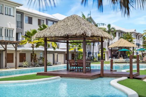 Una piscina de estilo resort con un pabellón, una mesa y sillas. en Little Palm- 2 Bedroom Tropical Escape, en Edge Hill