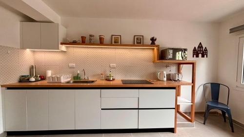 Aiila Houseにあるキッチンまたは簡易キッチン