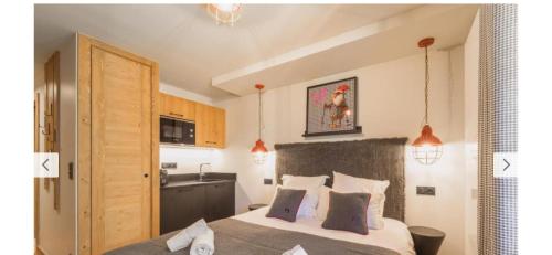 Ένα ή περισσότερα κρεβάτια σε δωμάτιο στο Apparthotel L'éclat des Veriaz à Megève- Praz sur Arly - MEGEVE PISCINE SPA a partir du 20 décembre 2025