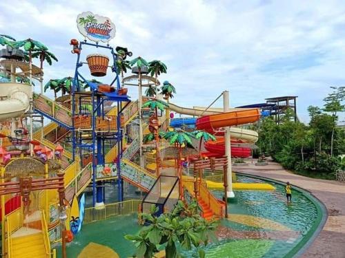 Ο χώρος παιχνιδιού για παιδιά στο MayaBay Residence Splash Mania Gamuda Cove Homestay by Ara
