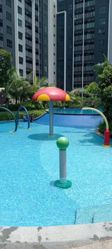 Πισίνα στο ή κοντά στο MayaBay Residence Splash Mania Gamuda Cove Homestay by Ara