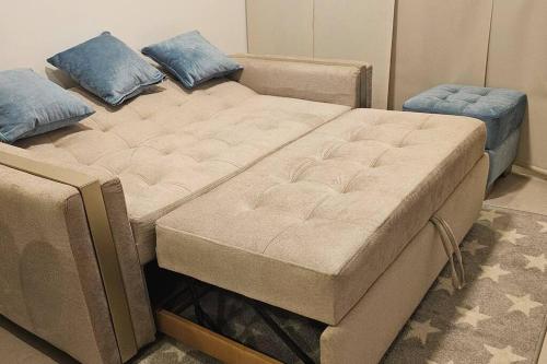 zwei Ottomanesacersacersacersacersacersacersacers in der Unterkunft Apartamento Celeste a Pasos del Mar y Aeropuerto in Santa Marta