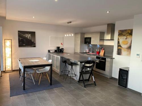 - une cuisine avec une table, une table et des chaises dans l'établissement Rooftop pour 4 personnes, à Strasbourg