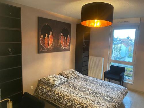une chambre avec un lit, une lampe et une fenêtre dans l'établissement Rooftop pour 4 personnes, à Strasbourg