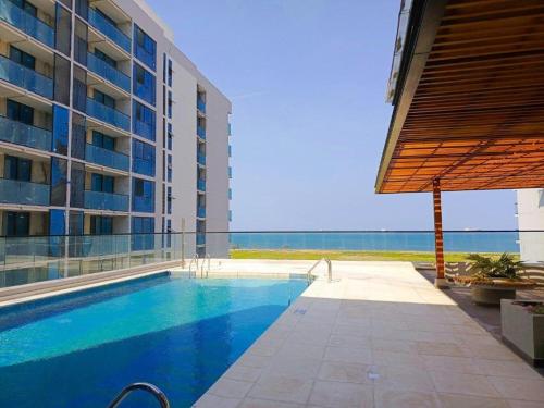 ein Schwimmbad vor einem Gebäude in der Unterkunft Apartamento Celeste a Pasos del Mar y Aeropuerto in Santa Marta