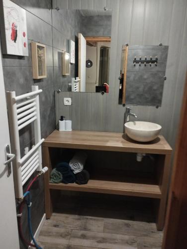 une salle de bain avec un lavabo et un miroir dans l'établissement jolie maison campagnarde, à Gevrolles