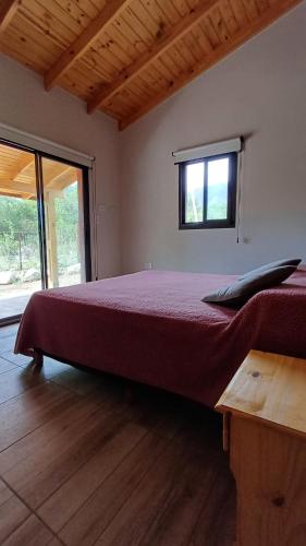 Una cama o camas en una habitación de Refugio Serrano