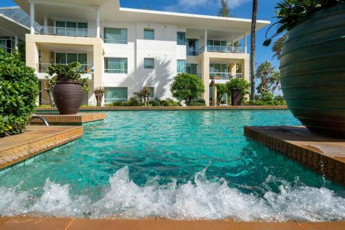 Πισίνα στο ή κοντά στο Karon Seaview Beachfront - 2 BR Apartment At Paradox Residence