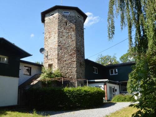 ein Backsteinturm auf der Seite eines Hauses in der Unterkunft Beautiful Holiday Home in Bad ems with Sauna in Kemmenau