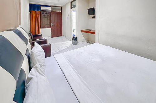 Postel nebo postele na pokoji v ubytování Fajar Indah Hotel Mitra RedDoorz