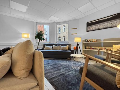 a living room with a couch and a table at Gruppenfreundl Komfort Apt für 18 im Zentrum Stuttgarts in Stuttgart