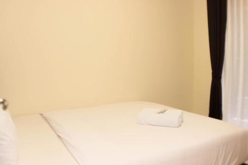 Ένα ή περισσότερα κρεβάτια σε δωμάτιο στο Luxury and Comfy 2BR at Meikarta Apartment By Travelio