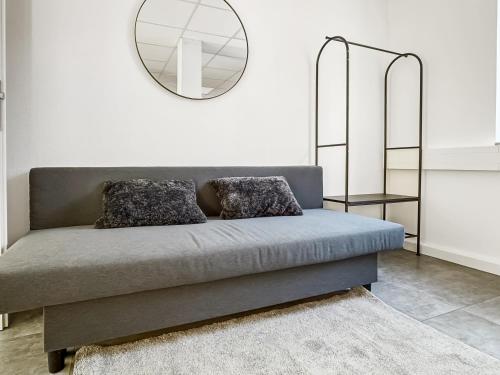 a living room with a couch and a mirror at Gruppenfreundl Komfort Apt für 18 im Zentrum Stuttgarts in Stuttgart