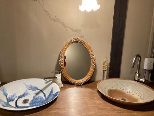 a bathroom with a sink and a mirror on a counter at 小グループ専門貸切一軒家 パーティーOK観光スポット徒歩圏内 小諸駅歩2分揚羽屋 Specializing in small groups, Party OK, Walking to tourist spots, Vacation Rental House 2 min from Komoro sta in Komoro
