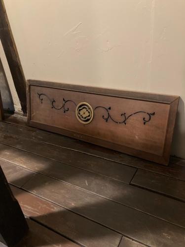 a wooden box sitting on top of a floor at 小グループ専門貸切一軒家 パーティーOK観光スポット徒歩圏内 小諸駅歩2分揚羽屋 Specializing in small groups, Party OK, Walking to tourist spots, Vacation Rental House 2 min from Komoro sta in Komoro