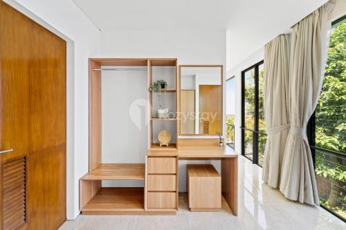 ein Ankleidezimmer mit einem Schreibtisch und einem Spiegel in der Unterkunft Sukha by Kozystay - Dago in Bandung