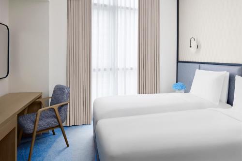 Кровать или кровати в номере InterContinental Dubai Marina by IHG