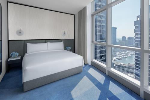 Кровать или кровати в номере InterContinental Dubai Marina by IHG