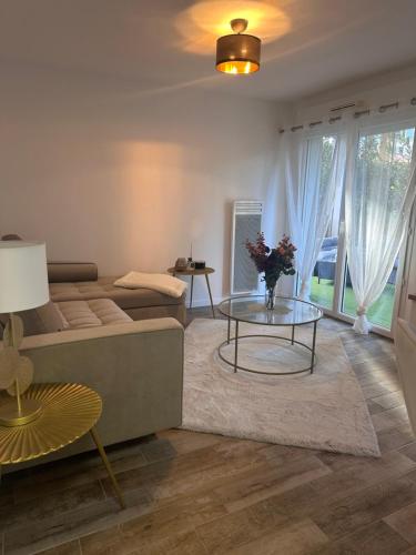 un salon avec un canapé et une table en verre dans l'établissement Domaine privé OnLy Roc, à Roquebrune-sur Argens