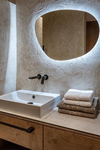 a bathroom with a sink and a mirror at Jaggling Appartements in Sankt Ulrich am Pillersee