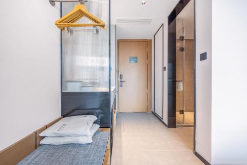 Ένα ή περισσότερα κρεβάτια σε δωμάτιο στο Atour Hotel Dazhou Renhe New Town East Baqu Road
