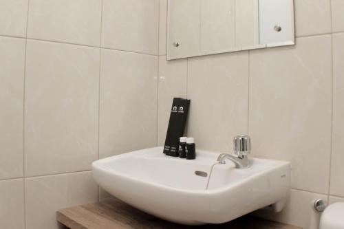 Vannas istaba naktsmītnē Modern 2BR at Springlake Summarecon Bekasi Apartment By Travelio
