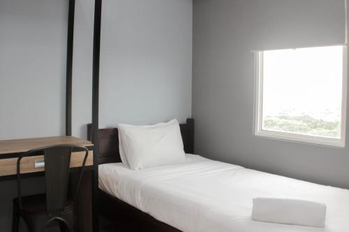 Gulta vai gultas numurā naktsmītnē Modern 2BR at Springlake Summarecon Bekasi Apartment By Travelio
