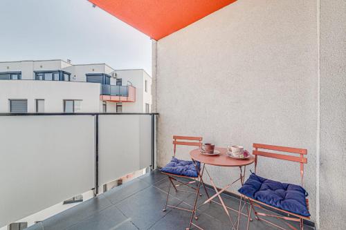 a small balcony with a table and chairs on a building at ARI - ARED Luxurious Apartments with Balcony & Free Parking in Arad