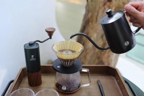 a blender sitting on top of a tray at Youxiake Canal Hotel Hangzhou in Hangzhou