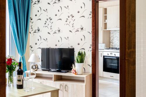 a kitchen with a tv on a cabinet in a kitchen at ARI - ARED Luxurious Apartments with Balcony & Free Parking in Arad