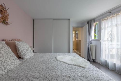 une chambre blanche avec un lit et une fenêtre dans l'établissement La Kokot d'Alsace 2P centrę ville proximité Cathédrale, à Strasbourg
