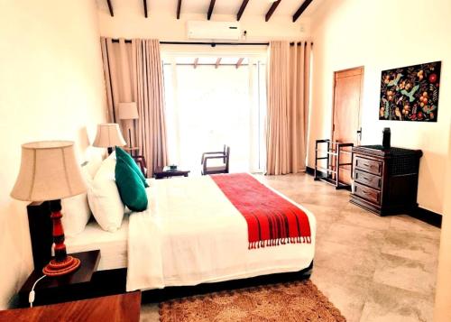 Postel nebo postele na pokoji v ubytování Arhimser Villa-superb 4 bedroom beachfront BB for 8 in Ranna, Tangalle, pool, free pickup or drop off for 7 night stays arriving together, serviced, taxes included