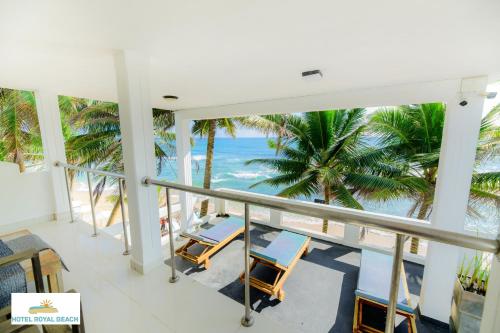 Bazén v ubytování Royal Beach Hotel & Restaurant nebo v jeho okolí