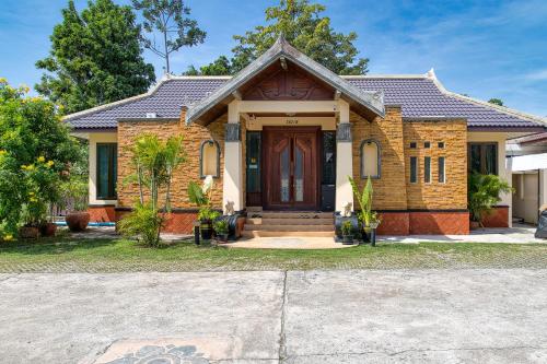 a brick house with a brown door at Cozy Asian house pool villa Pattaya 4 bedroom,Pet friendly in Jomtien Beach