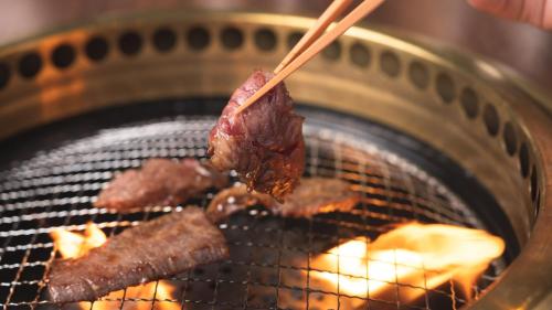 a piece of meat is cooking on a grill at Gotemba Kogen Tokinosumika in Gotemba