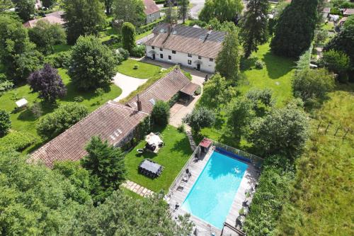 une vue aérienne d'une maison avec piscine dans l'établissement Gîte la corne aux vaches, à Frétigney-et-Velloreille