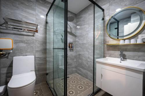 a bathroom with a toilet and a sink and a mirror at 波西塔諾villa民宿 全新旅店市中心 歐式別墅 親子住宿 in Xiaoliuqiu