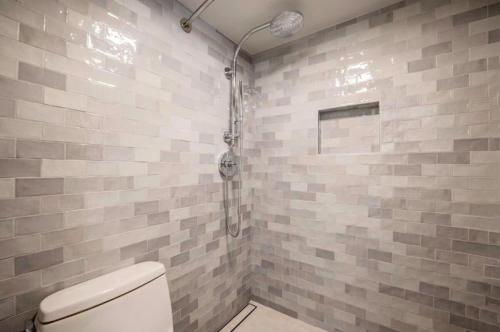 Ένα μπάνιο στο Renovated 2 BR Condo w Hot Tub -Mountain Views!