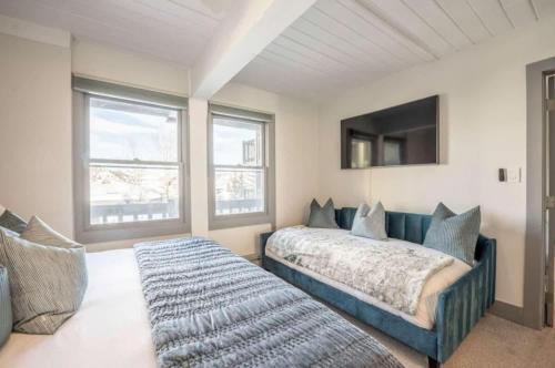 Ένα ή περισσότερα κρεβάτια σε δωμάτιο στο Renovated 2 BR Condo w Hot Tub -Mountain Views!
